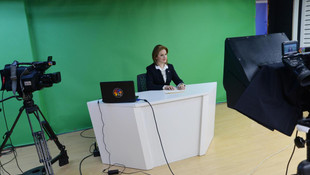 Haber bültenini görme engelli kadın sundu