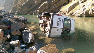 Hakkari'de minibüs şarampole devrildi: 1 ölü, 13 yaralı