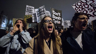İngiltere'de Suriye tezkeresi protesto edildi