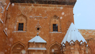 İshak Paşa Sarayı'nda kar temizliği