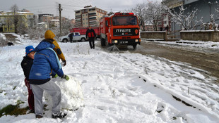 Karla kaplı yolları deniz suyuyla açıyorlar