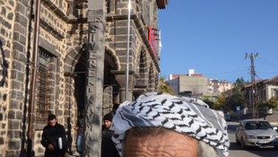 Kaymakamlığa "taştan bayrak" hediye etti