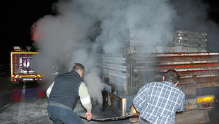 Kaza nedeniyle park eden tıra otomobil çarptı: 1 ölü