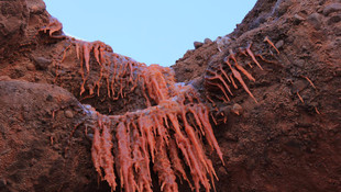 Kırmızı Peri Bacaları'nın buz sarkıtları da kırmızı