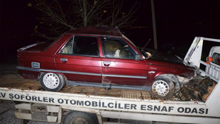 Kütahya'da otomobil ineğe çarptı: 2 yaralı