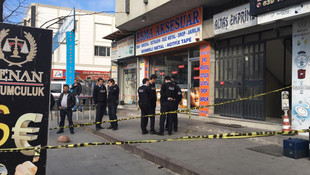 Kuyumcu, sopayla kafasına vuran şüpheliyi silahla yaraladı