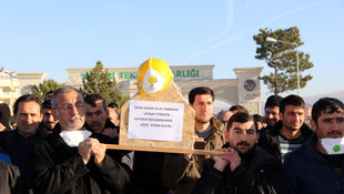 Maaşlarını alamayan işçilerinden eylem