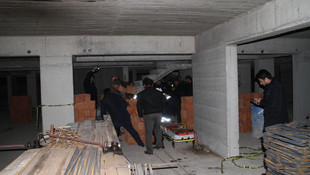 Merdiven boşluğuna düşen inşaat işçisi öldü