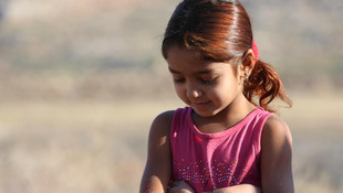 Minik Delal'ın sevgi dolu yüreği kışa meydan okuyor