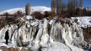 Muradiye Şelalesi dondu