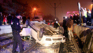 Otomobil tramvay yoluna devrildi