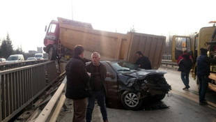 Otomobille çarpışan kamyon köprü korkuluğunda asılı kaldı