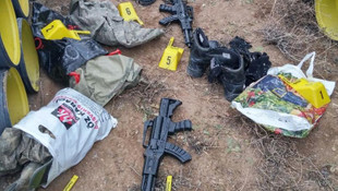 Oyuncak tüfeklerle ev yağmaladılar