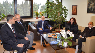 Papandreu, Cumhuriyet gazetesini ziyaret etti