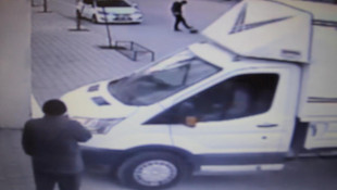 Patlayıcı yerleştirilen pakete tekme attı