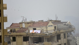 Riskli bina patlatma yöntemiyle yıkıldı