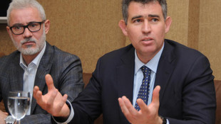 Rus gemisi boğazdan geçerken askerin füze göstermesi