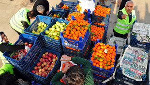 Rusya'ya tepki için 20 ton sebze ve meyve dağıtıldı