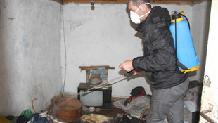 Sakarya'da bir evden 2 kamyon çöp çıktı