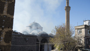 Sur'da tarihi camiye terör saldırısı