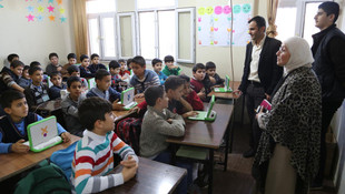 Suriyeli çocukların eğitimi için çabalıyor