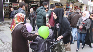 Suriyeliler Sakaryalılara gül dağıttı