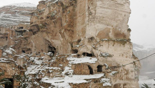 Tarihi Hasankeyf ilçesi beyaza büründü