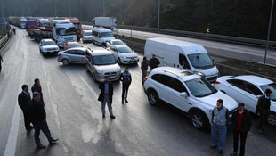 TEM Otoyolunda tır devrildi