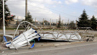 Tırın açılan damperi yön levhasını devirdi