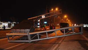 Tırın damperinin çarptığı levha otoyolu kapattı