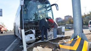 Yolcu otobüsü ile otomobil çarpıştı: 3 yaralı