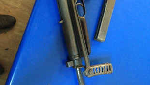 Yolcunun çantasında otomatik tüfek bulundu