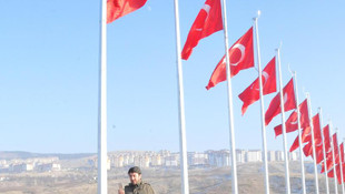 Yozgat'ta şehitler anısına göndere Türk bayrakları çekildi