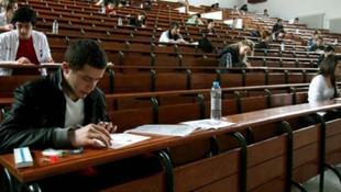 Açıköğretim sınavında ilginç kopya girişimi