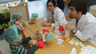 Çocukların hastane korkusu için Oyuncak Ayı Hastanesi projesi