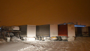 Ağrı'da tipi ulaşımı aksattı