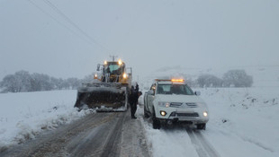Araçları kara saplanan aileler kurtarıldı
