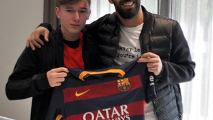 Arda Turan, genç futbolcuyla buluştu