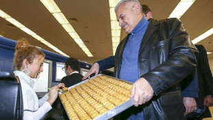 Bakan Yıldırım, uçaktaki yolcuların yeni yılını kutladı