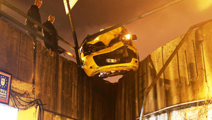 Çarptığı köprülü kavşağın korkuluklarında asılı kaldı