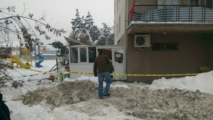 Çatıdan kar kütlesi düştü: 3 yaralı