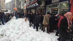 Çatıdan kayan kar vatandaşların üzerine düştü