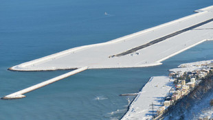 Denizdeki havalimanı beyaza büründü