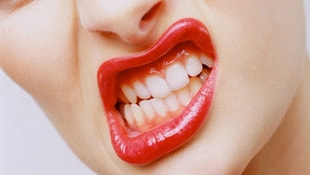 Uyurken diş sıkmanın sebebi? Diş gıcırdatmanın zararları ve tedavisi nelerdir?
