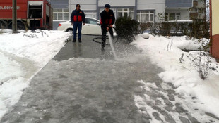 Engelli vatandaşın yolunu deniz suyuyla yıkadılar