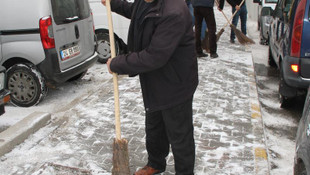 Erzincan'da hükümlüler kaldırımlarda kar temizliği yaptı