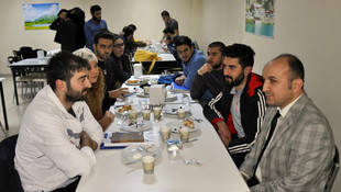 Gece ders çalışan öğrencilere çay ve simit ikramı