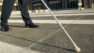 Görme engelliler için gözlerini kapatarak yürüdüler