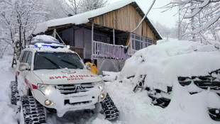 Hasta bebeğe paletli ambulansla ulaşıldı