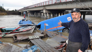 Irmağa devrilen kamyonettekileri balıkçılar kurtardı